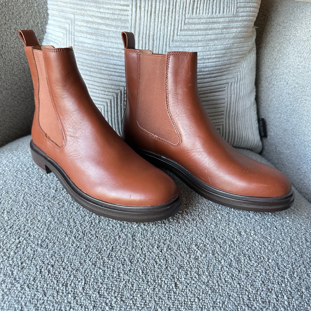 NEW!!! Madewell The Benning Leather Chelsea Boot in warm cinnamon. Size 8